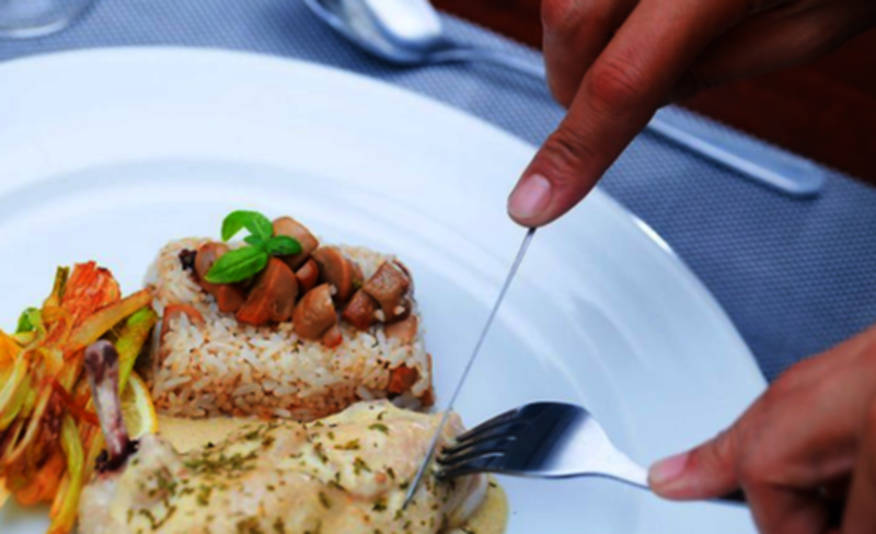 Knife Handling Mistakes to Avoid: Essential Tips for Kitchen Pros
