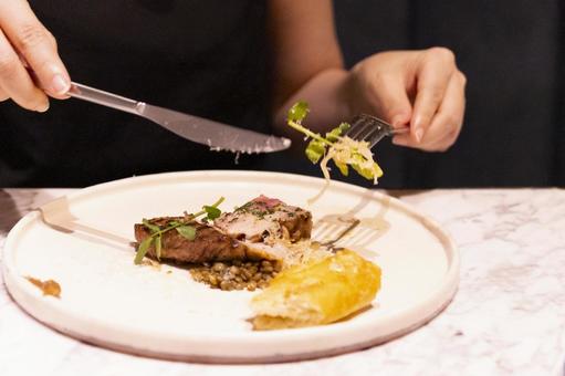 Mastering the Art of Slicing Mille-Feuille at the Table: Key Techniques