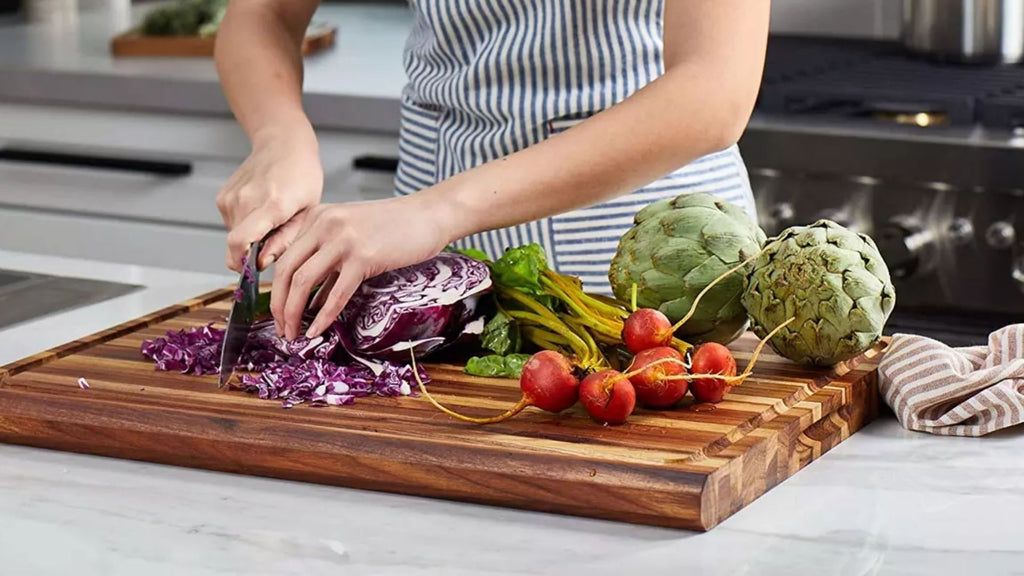 How Should a Manager Deal with a Cutting Board Properly?